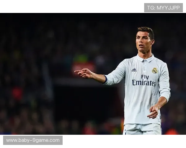 足球球星因意外扭伤伤情牵动球迷关注康复进展备受期待